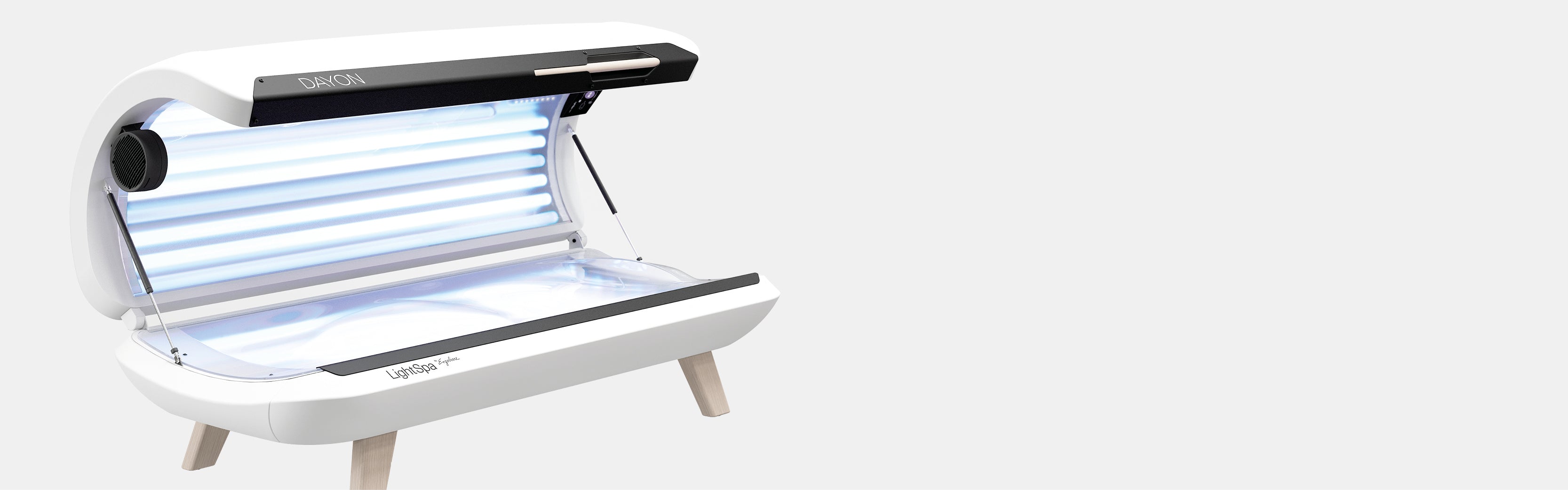 DAYON LightSpa Intense UV-Heimsolarium mit weißem Hintergrund, dass aufgeklappt ist, sodass man sowohl die blauen Solarium-Röhren des Deckels als auch die Liegefläche sehen kann