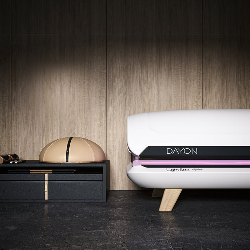 DAYON LightSpa steht in einem Designer-Ambiente, während das Solarium für Zuhause lediglich zur Hälfte abgebildet ist
