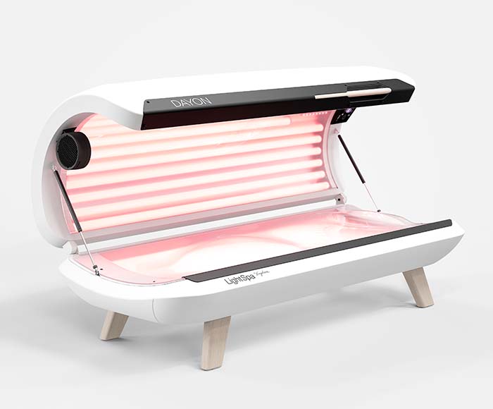 DAYON LightSpa Beauty Collagen-Heimsolarium mit weißem Hintergrund, dass aufgeklappt ist, sodass man sowohl die roten Solarium-Röhren des Deckels als auch die Liegefläche sehen kann