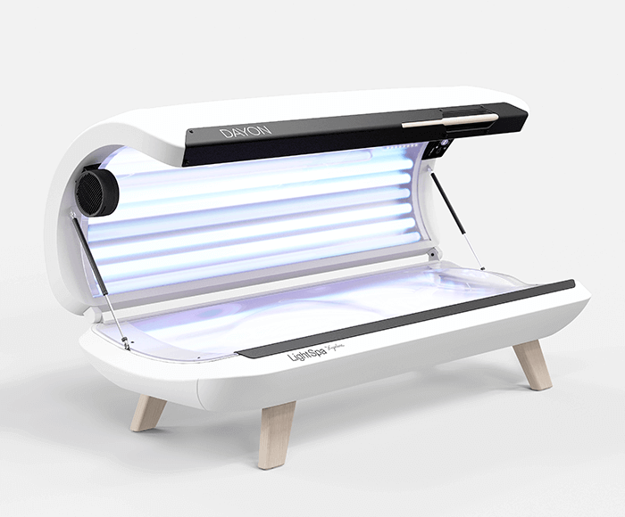 DAYON LightSpa Intense UV-Heimsolarium mit weißem Hintergrund, dass aufgeklappt ist, sodass man sowohl die blauen Solarium-Röhren des Deckels als auch die Liegefläche sehen kann