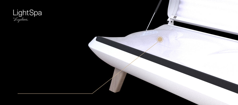 Close-up Ansicht der linken, inneren, unteren Ecke des DAYON LightSpa Hybrid Heimsolariums auf schwarzem Hintergrund, dass die perfekte ergonomische Liegefläche des LigthSpa's zeigt