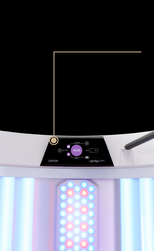 Close-up Ansicht des rechten, inneren, oberen Ecks des DAYON LightSpa Hybrid Heimsolariums auf schwarzem Hintergrund, dass die große Bedienungs-Display des LigthSpa's zeigt
