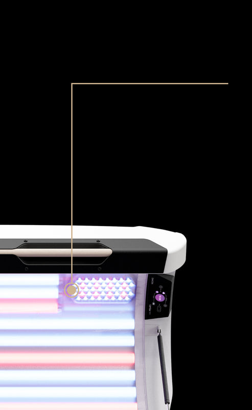 Close-up Ansicht des rechten oberen Ecks des DAYON LightSpa Hybrid Heimsolariums auf schwarzem Hintergrund, dass die Spectra LED Technologie zeigt